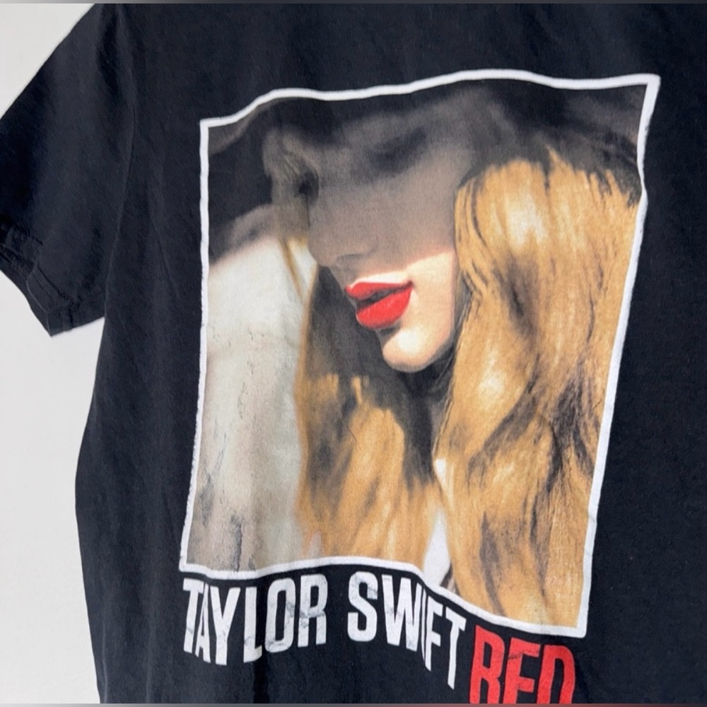 Taylor Swift Red Black Short Sleeve T-shirt Size Small - Picture 3 of 4